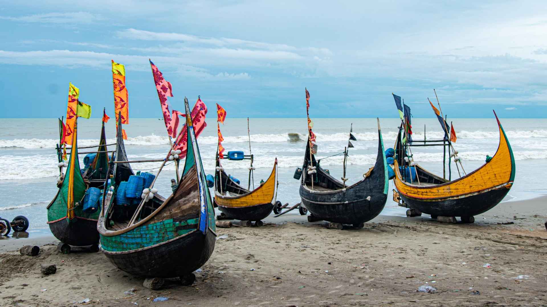 মাছ শিকার শেষে ফেরার পথে ১২ জেলেকে ধরে নিয়ে গেল আরাকান আর্মি