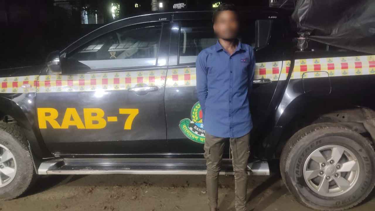 কুমিল্লায় ১৬ মামলার আসামি ফেনীতে র্যাবের হাতে গ্রেফতার