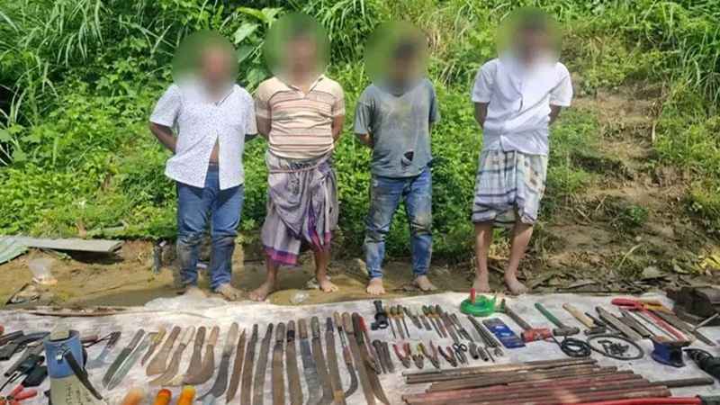 সীতাকুন্ডে অস্ত্র তৈরির কারখানায় অভিযান, সরঞ্জামসহ গ্রেফতার ৪