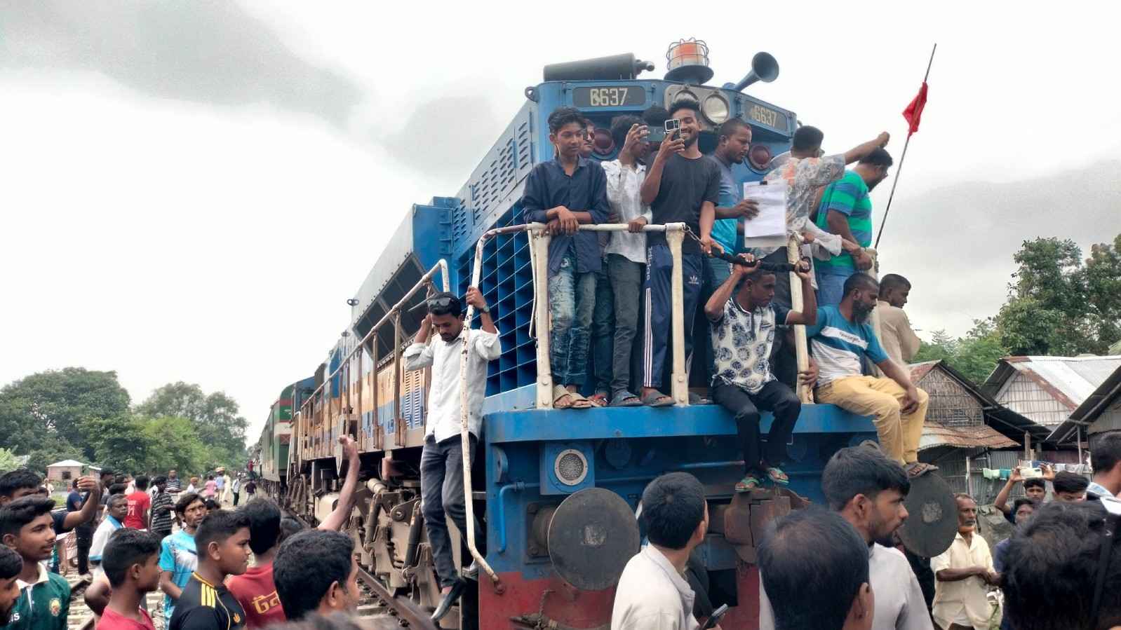 সেতাবগঞ্জে যাত্রাবিরতির দাবিতে পঞ্চগড় এক্সপ্রেস অবরোধ