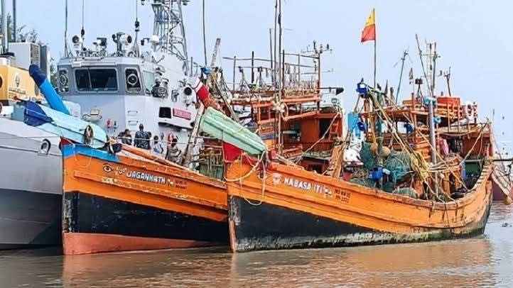 বঙ্গোপসাগর থেকে ভারতীয় ফিশিং ট্রলারসহ ১৪ জেলে আটক