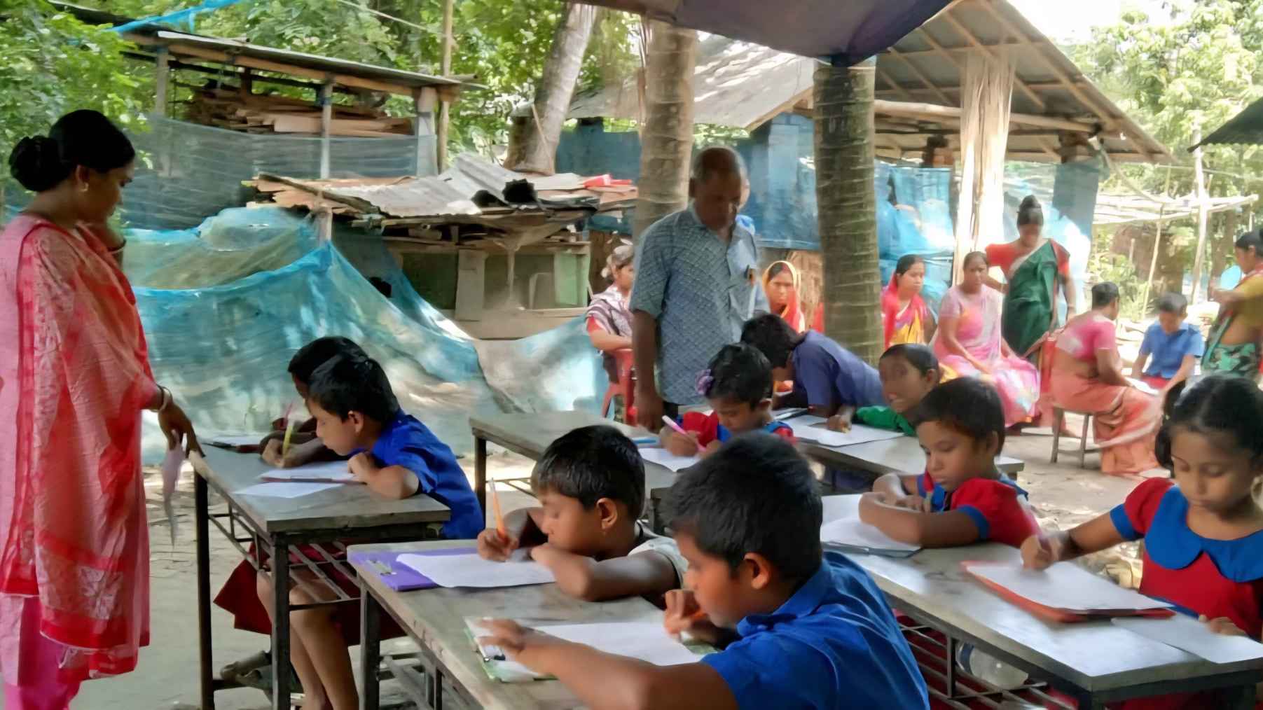 স্কুলে মাঠে হাঁটু পানি, সভাপতির বাড়ির উঠানে পাঠদান