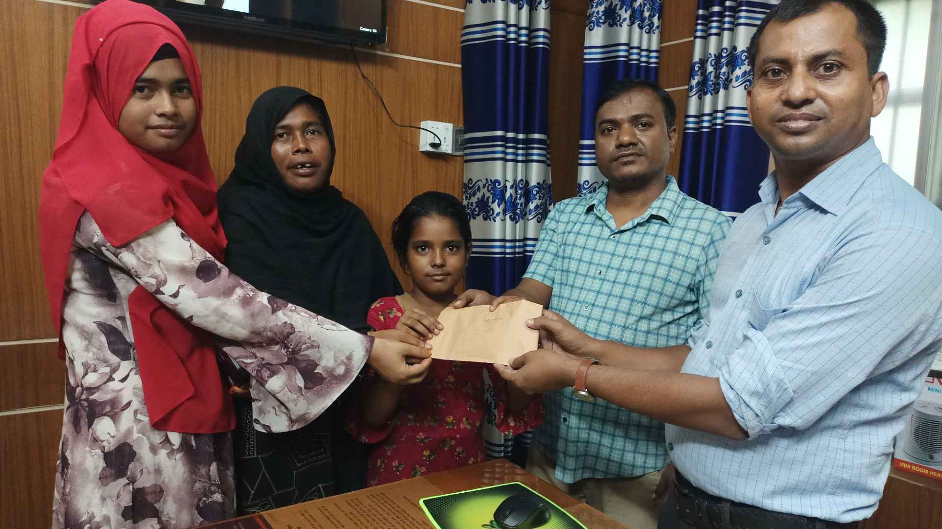 মেহেরপুরে আগুনে দগ্ধ শিশু পেল সরকারি সহায়তা