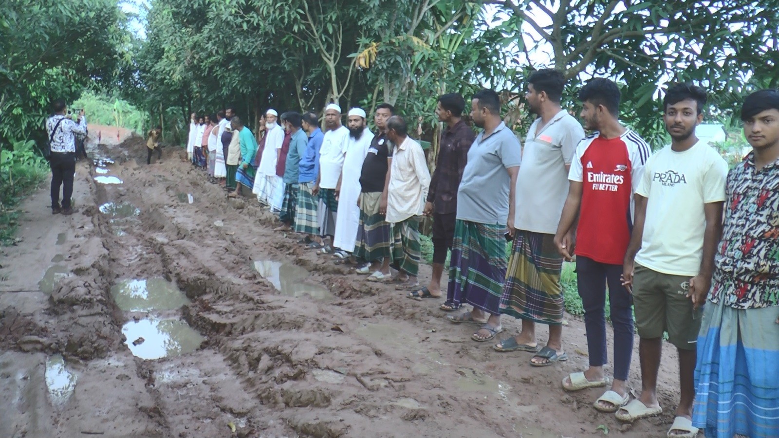 thumbnail_Madaripur_19-08-25_(Road_Human_Chain)_Pic_(1)