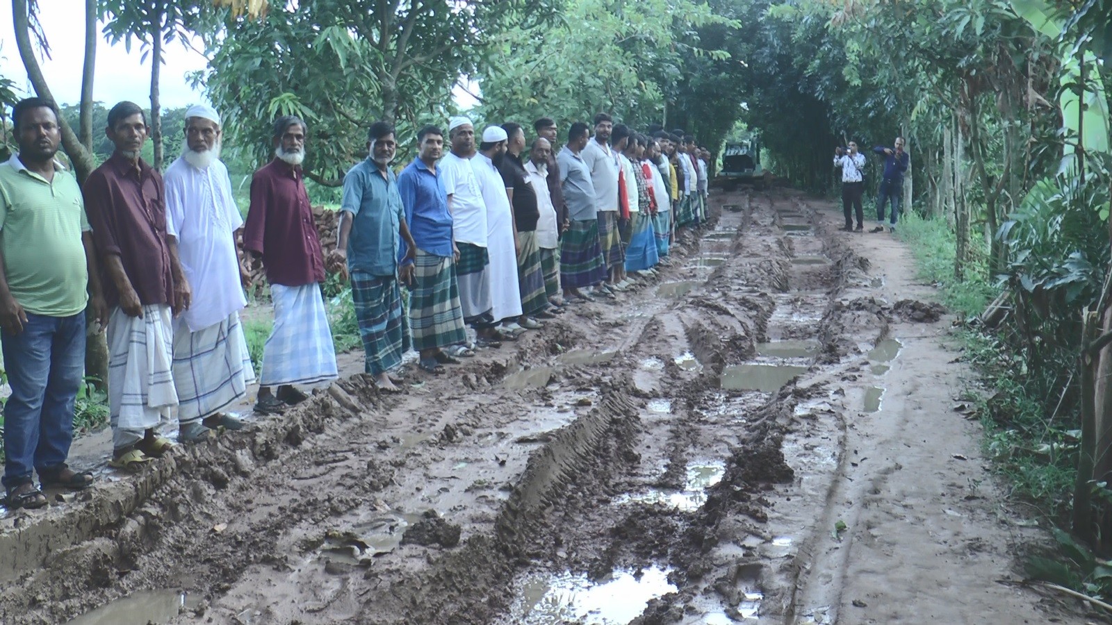 thumbnail_Madaripur_19-08-25_(Road_Human_Chain)_Pic_(10)