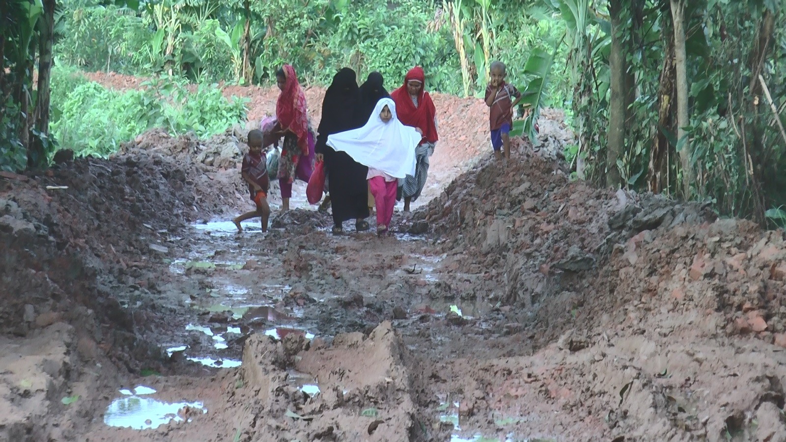thumbnail_Madaripur_19-08-25_(Road_Human_Chain)_Pic_(3)