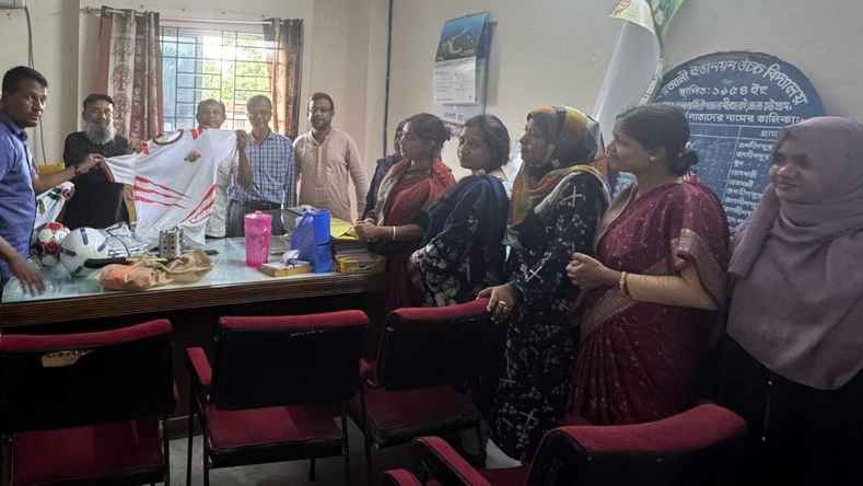 মিরসরাইয়ে বিএনপি নেতা শাহীদ চৌধুরীর ক্রীড়া সামগ্রী বিতরণ