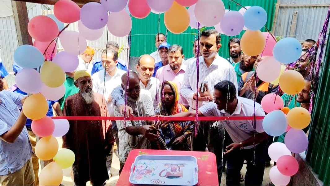 গাইবান্ধায় জলবায়ু সহিষ্ণু ঘর পেল ৩৪ দুস্থ পরিবার