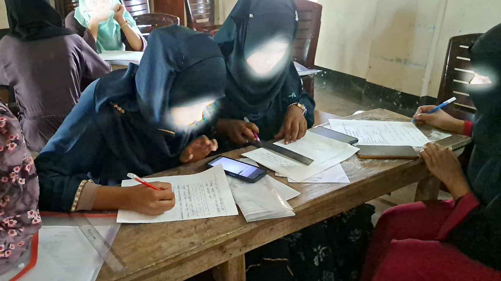 পরীক্ষা কেন্দ্রে মোবাইল ফোন ব্যবহারের সুযোগ দিয়ে অর্থ আদায়ের অভিযোগ