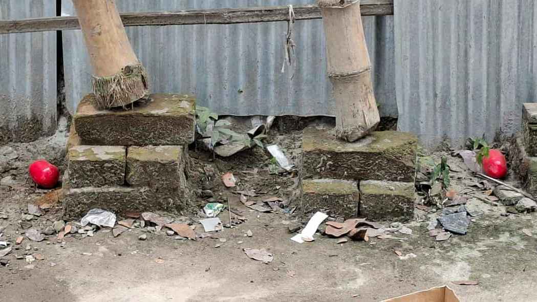 মাগুরায় মার্কেটের সামনে থেকে ৩টি বোমা সাদৃশ্য বস্তু উদ্ধার