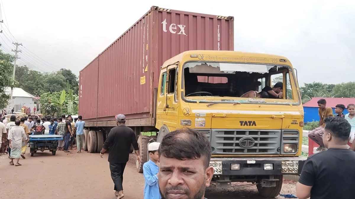 গজারিয়ায় ট্রাকের ধাক্কায় প্রাচীর ভেঙে আহত ৩ জন