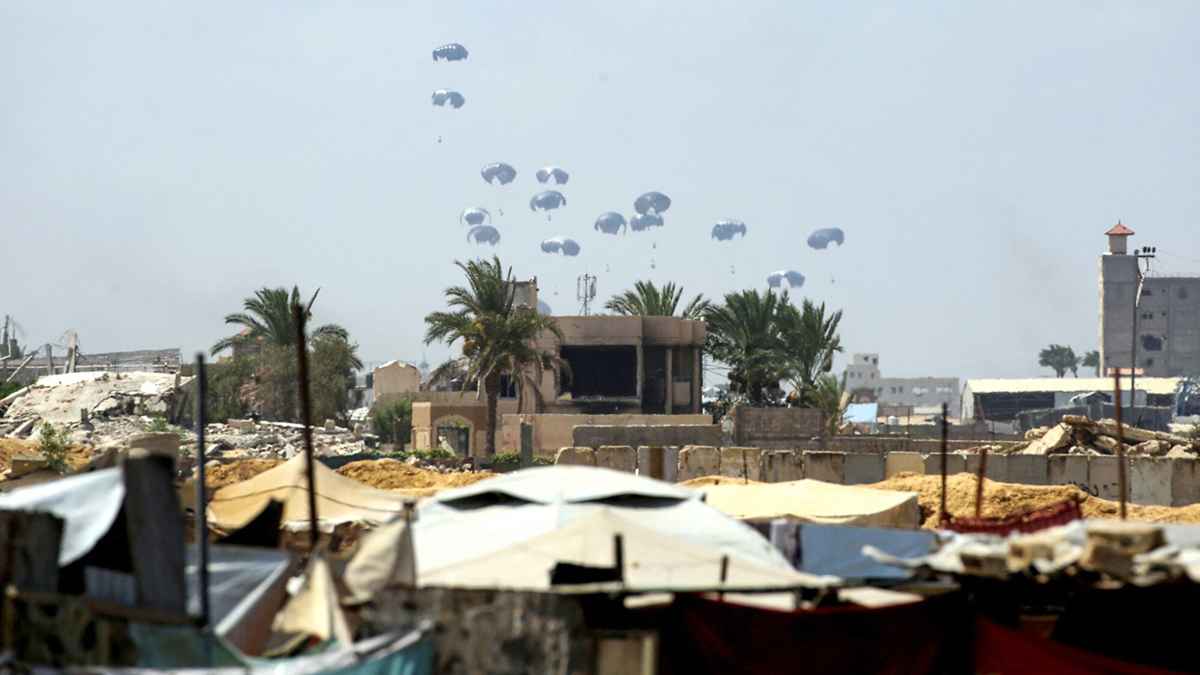 গাজায় বিমান থেকে ত্রাণ ফেলল ইন্দোনেশিয়াসহ ৭ দেশ