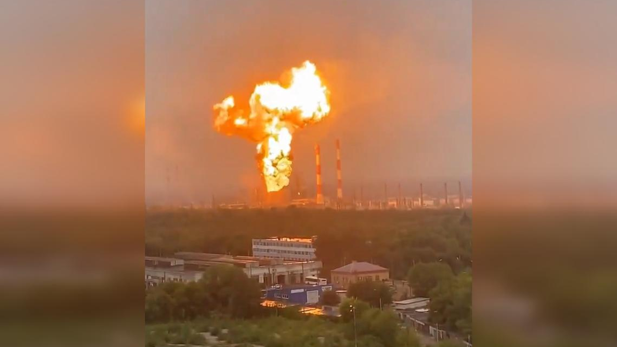 রাশিয়ার তেল শোধনাগার-বিমানঘাঁটিতে ইউক্রেনের ব্যাপক ড্রোন হামলা