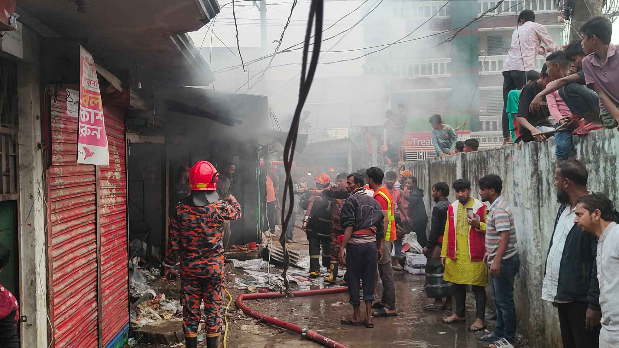 সোনারগাঁয়ে অগ্নিকাণ্ডে ১৫টি দোকান পুড়ে ছাই, কোটি টাকার ক্ষতি