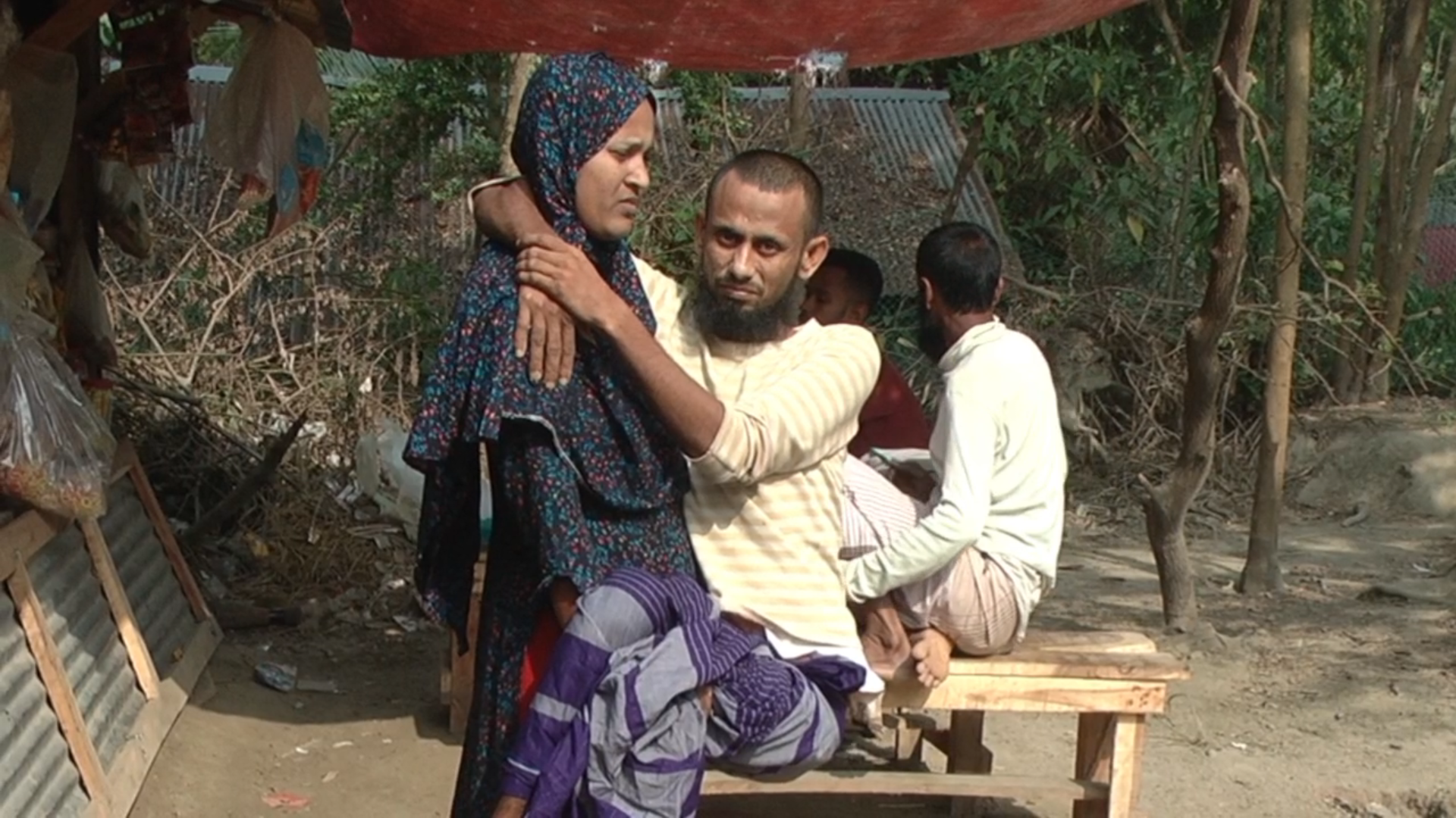 মেরুদণ্ড ভাঙলেও থামেনি লড়াই, বাঁচতে চায় মনপুরার রাকিব