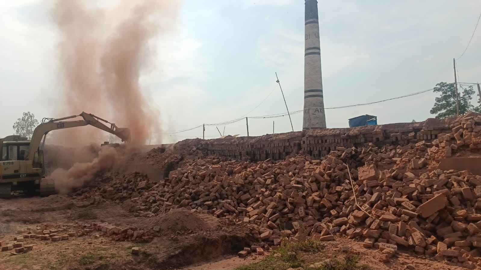 মনোহরদীতে অবৈধ দুই ইটভাটা ভেঙে দিল ভ্রাম্যমাণ আদালত