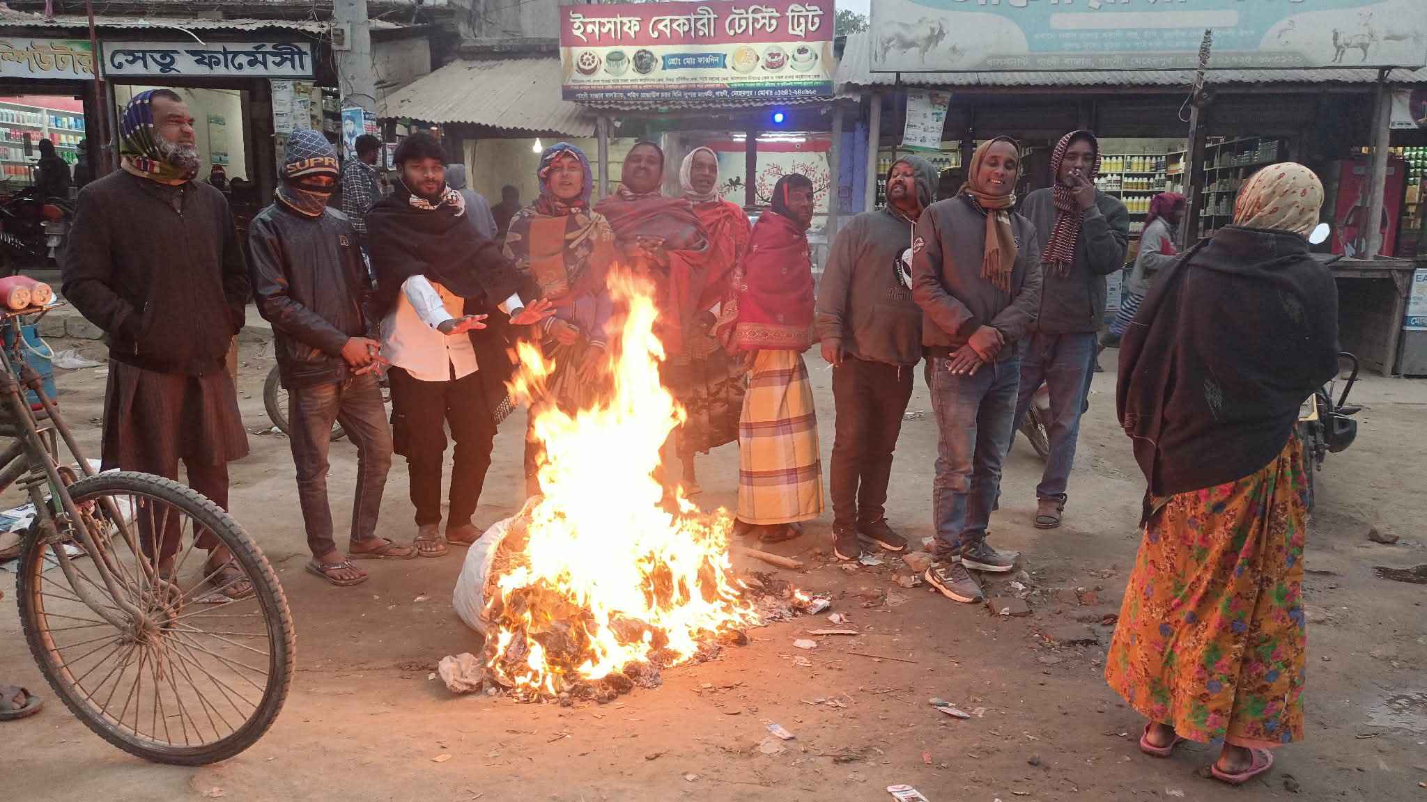 মেহেরপুরে শীতের তীব্রতায় জনজীবন নাকাল অবস্থা