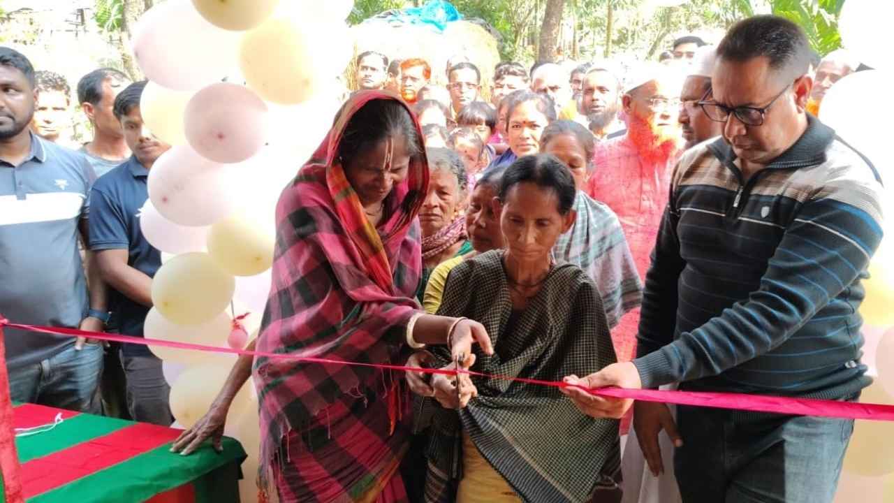 অসহায় বিমলা হাজংকে নতুন ঘর দিলেন বিএনপির কায়সার কামাল