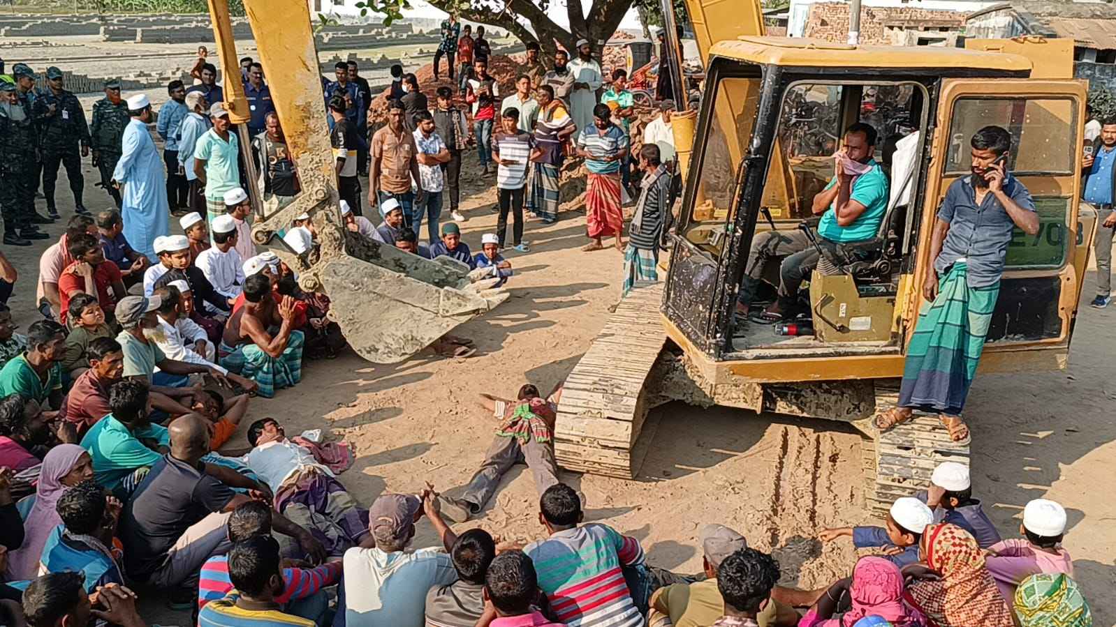 কালীগঞ্জে ইটভাটায় শ্রমিকদের বাধা, ফিরে গেল পরিবেশ অধিদফতর
