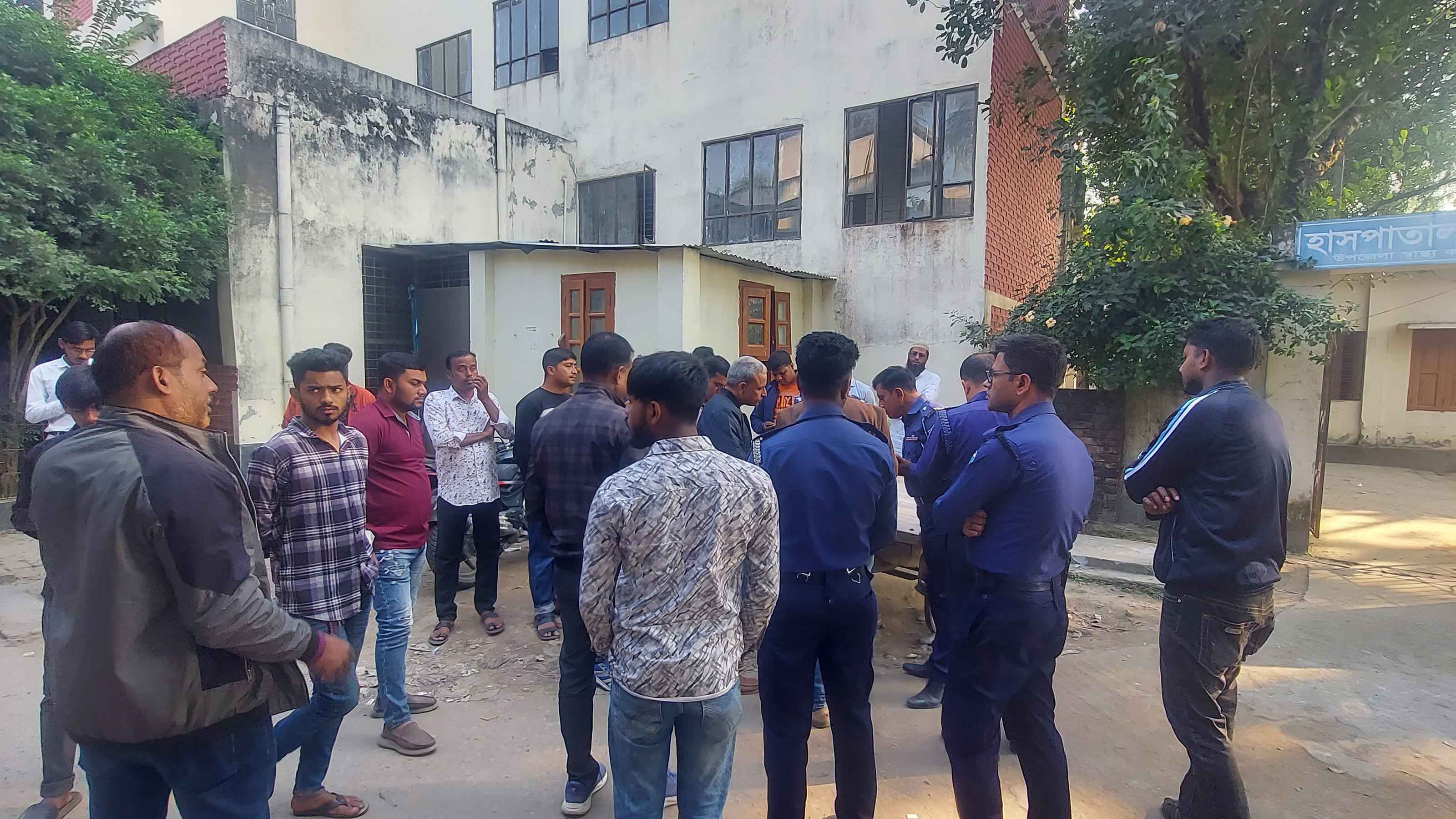 কুষ্টিয়ায় কাভার্ড ভ্যানের চাপায় দুই পুলিশ কর্মকর্তা নিহত