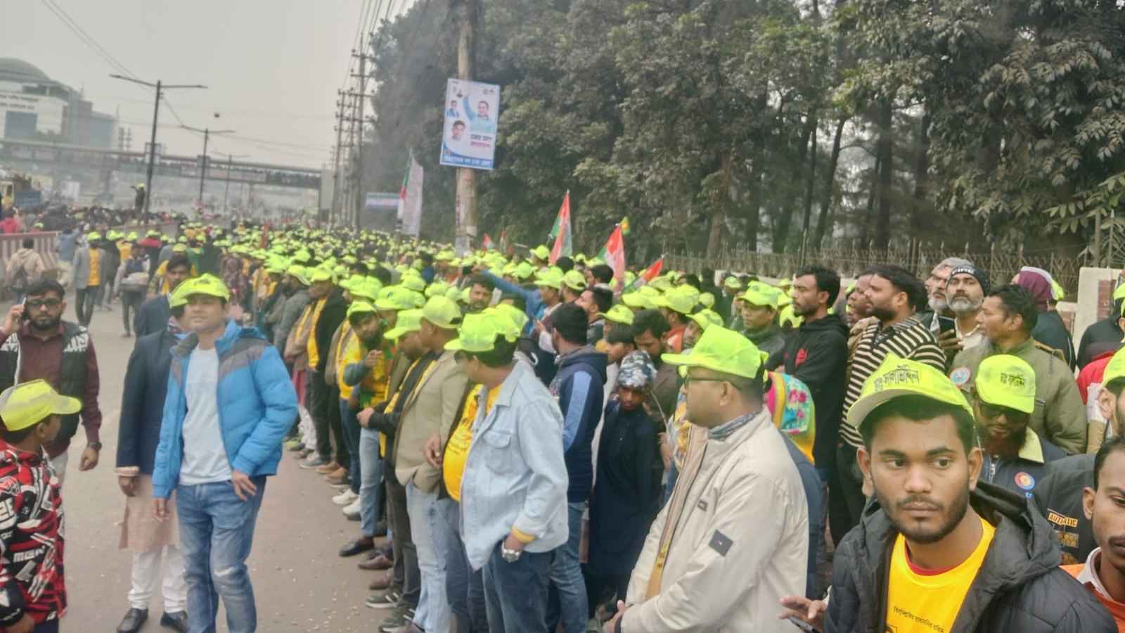 তারেক রহমানের আগমন ঘিরে স্মৃতিসৌধ চত্বরে বিএনপি নেতা-কর্মীর ভিড়