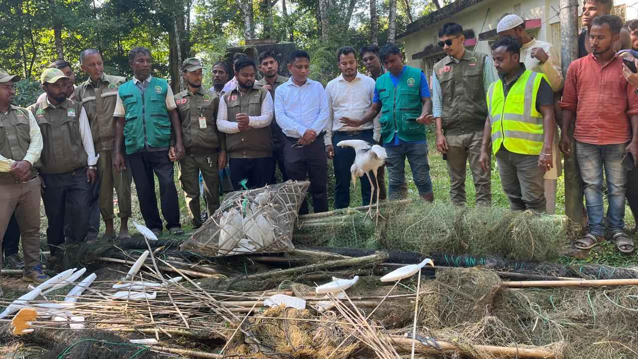 উখিয়ায় শিকারির ফাঁদ থেকে বকসহ অতিথি পাখি উদ্ধার