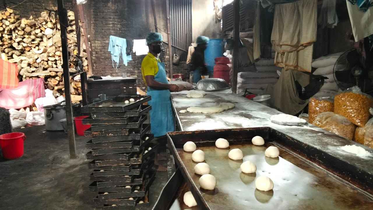 ভেজাল রং ও পচা ডিম পাওয়ায় বেকারিকে ১ লাখ টাকা জরিমানা