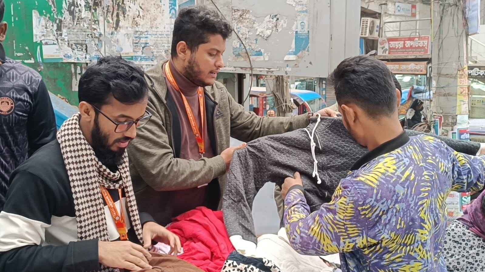 কুমিল্লায় ১০ টাকায় শীতবস্ত্র, ক্রেতাদের ভিড়