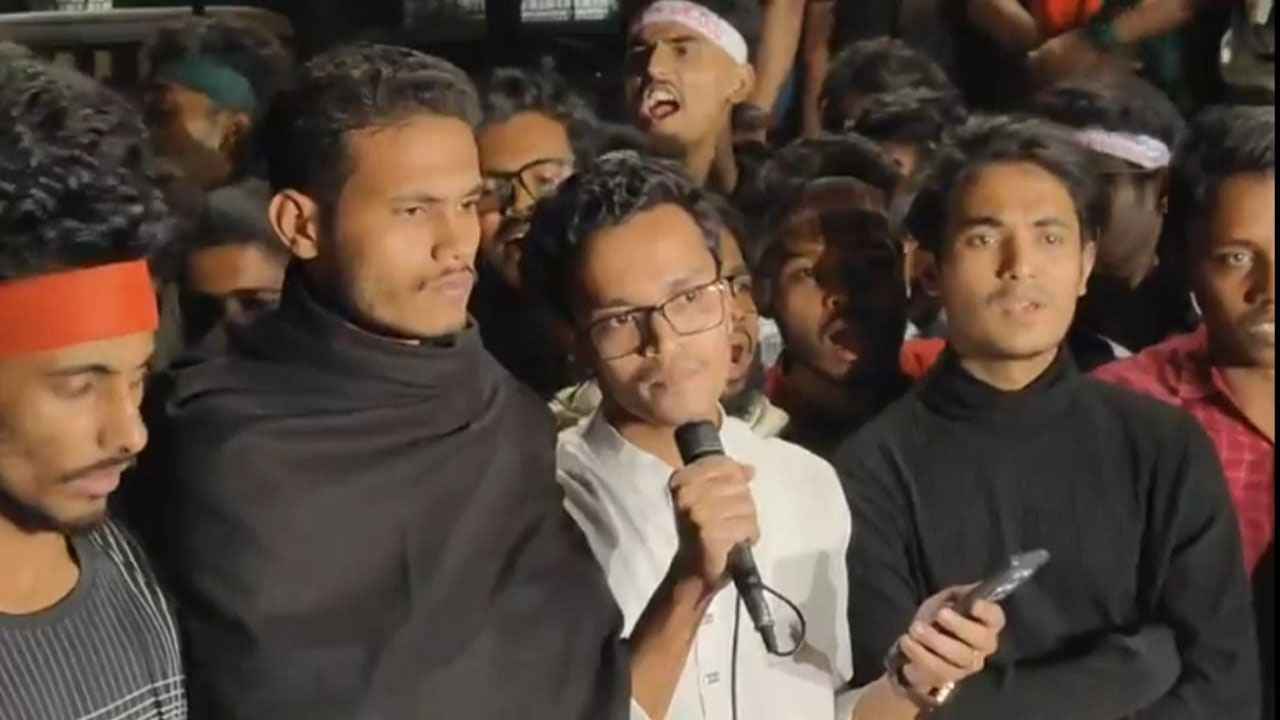 শিক্ষা ভবনের সামনে রাতভর অবস্থানের ঘোষণা সাত কলেজ শিক্ষার্থীদের