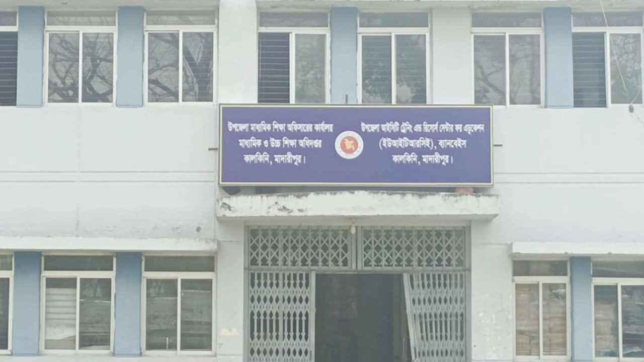 শিক্ষকদের ১১ পেশায় না জড়ানোর নোটিশ, বিপাকে শিক্ষা কর্মকর্তা!