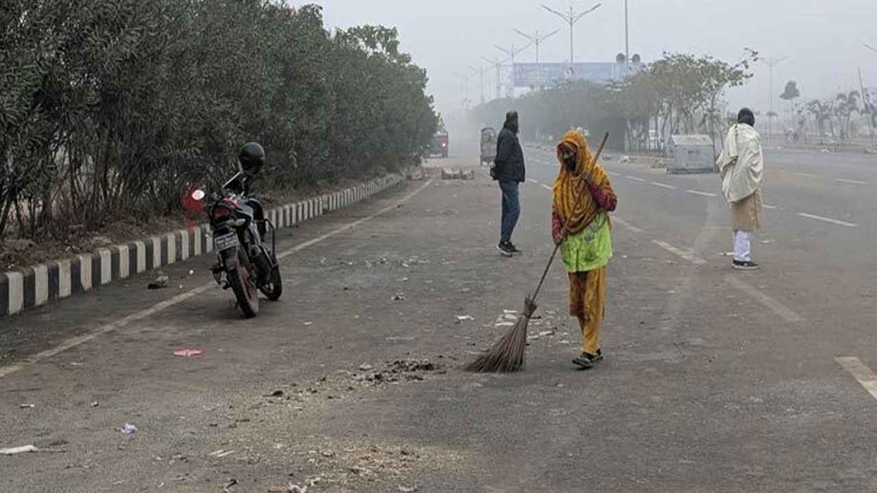 পূর্বাচল সড়কের আবর্জনা অপসারণ করছে ডিএনসিসি