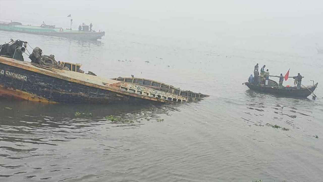 ফতুল্লায় যাত্রীবাহী লঞ্চের ধাক্কায় বাল্কহেডের দুই শ্রমিক নিখোঁজ