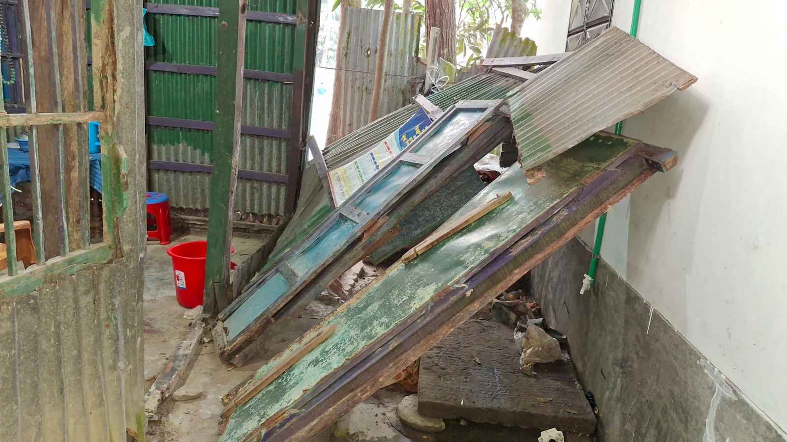 লক্ষ্মীপুরে প্রবাসীর বসতঘর ভাঙচুর করলেন মামা শ্বশুর