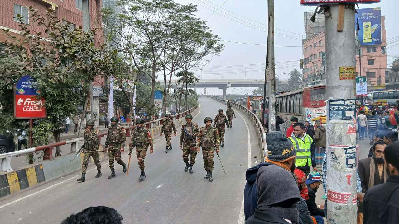 ফ্লাইওভারে নিরাপত্তা ও শৃঙ্খলায় সেনাবাহিনী