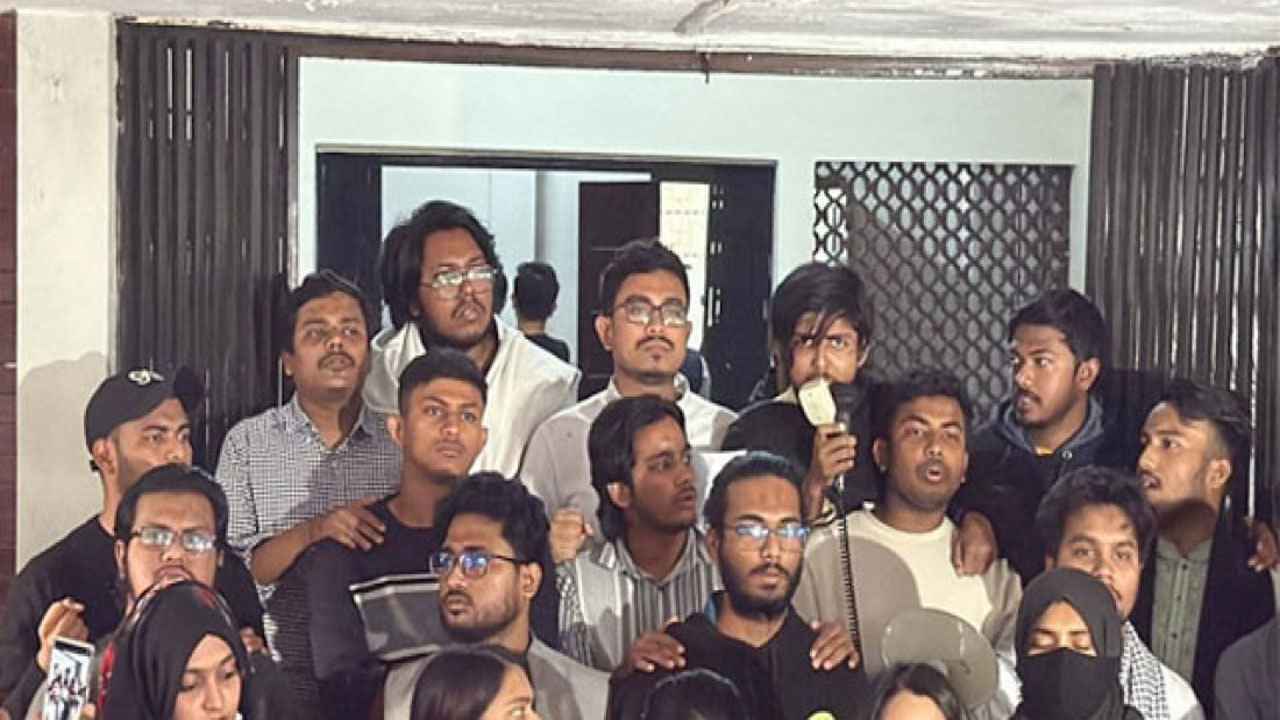 ঢাবিতে শেখ পরিবারের নামে থাকা পাঁচ স্থাপনার নাম পরিবর্তনের দাবি