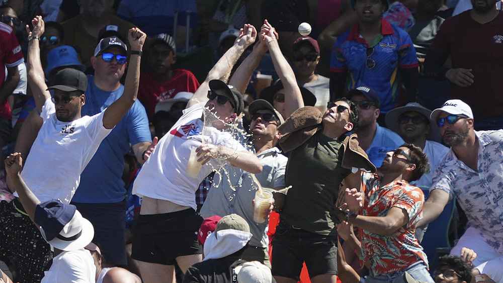 মাঠে বসে ক্যাচ ধরে কোটিপতি হলেন দর্শক