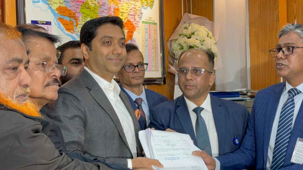 ঢাকা-১৩ আসনে লড়তে মনোনয়নপত্র জমা দিলেন ববি হাজ্জাজ