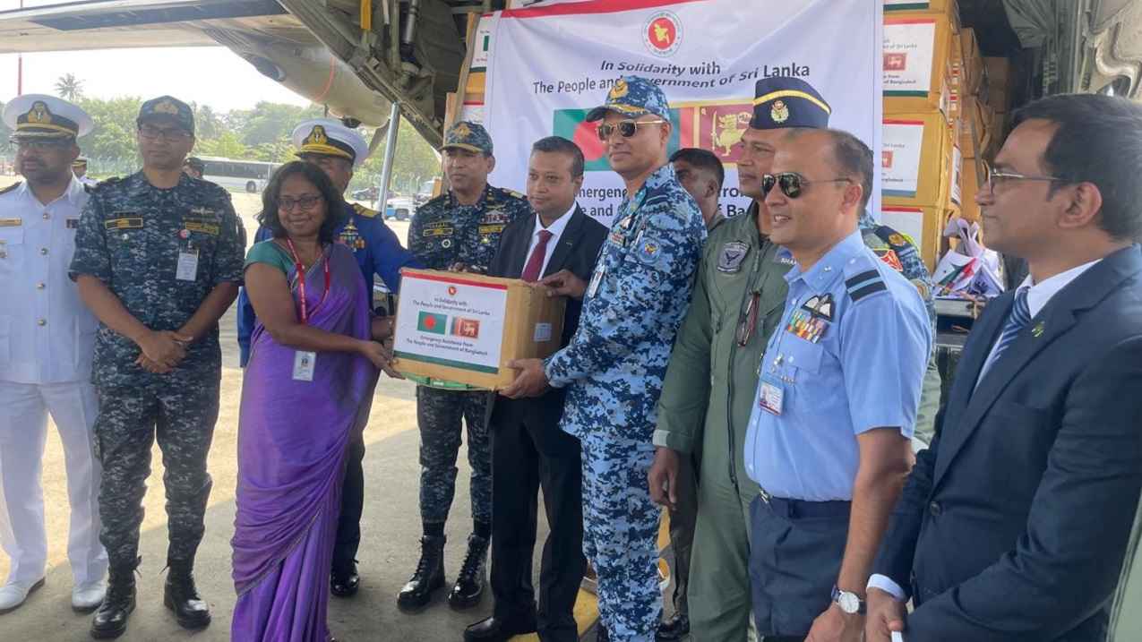 বন্যা ও ঘূর্ণিঝড়ে ক্ষতিগ্রস্ত শ্রীলঙ্কায় মানবিক সহায়তা পৌঁছাল বাংলাদেশ