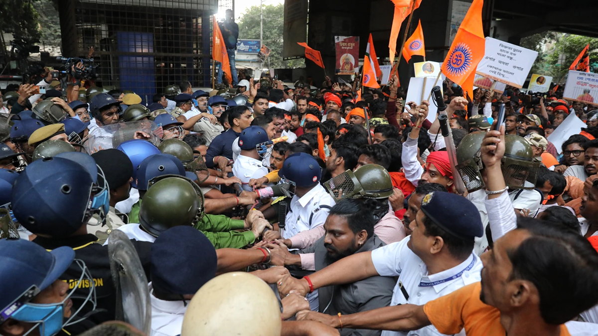 কলকাতাতেও বাংলাদেশ উপদূতাবাসের সামনে উগ্র-হিন্দুত্ববাদী দলের বিক্ষোভ