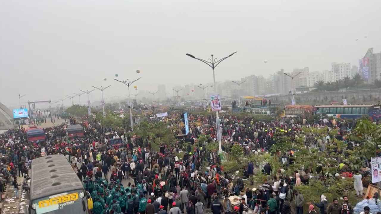 ভোরেই কানায় কানায় পূর্ণ পূর্বাচলে মঞ্চ এলাকা