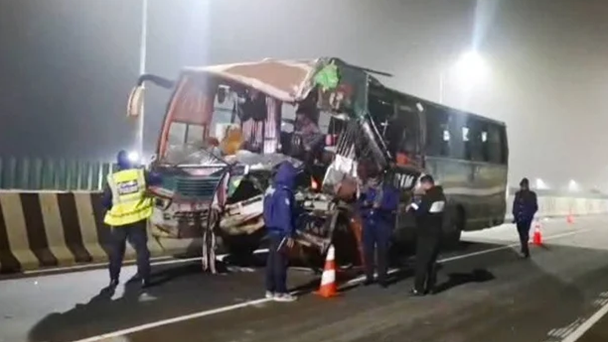 ঘন কুয়াশায় ঢাকা-মাওয়া এক্সপ্রেসওয়েতে বাস-ট্রাক সংঘর্ষ, আহত ১০