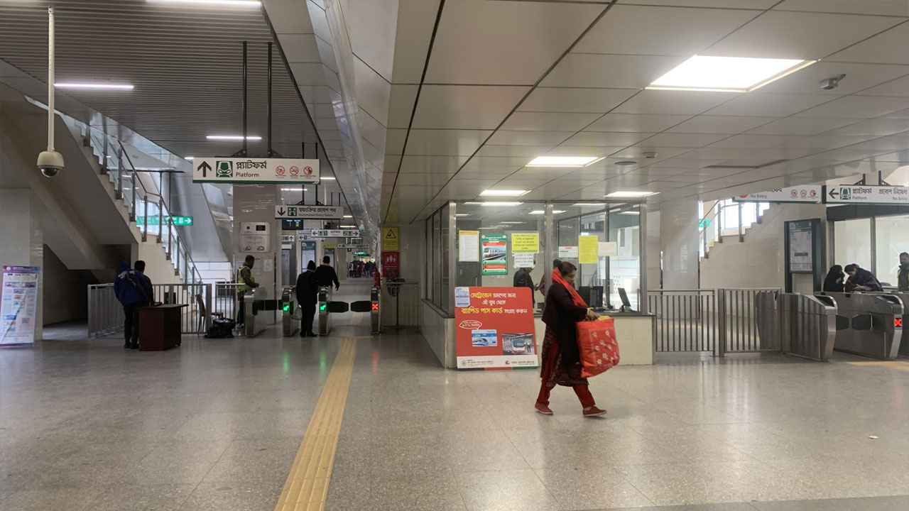 ব্যস্ত সময়ে যাত্রীশূন্য মেট্রোরেল