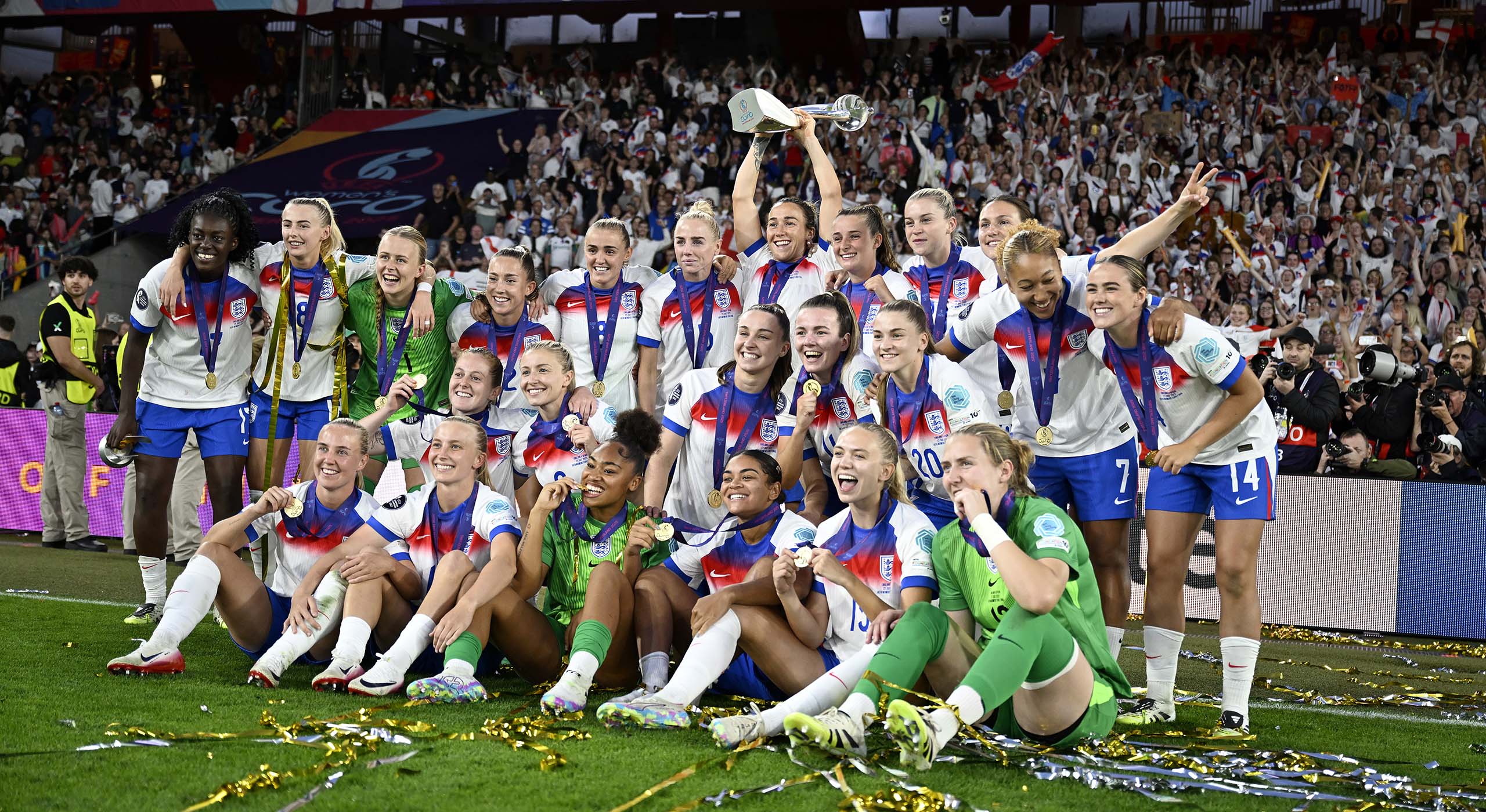 2560-group-pitchside