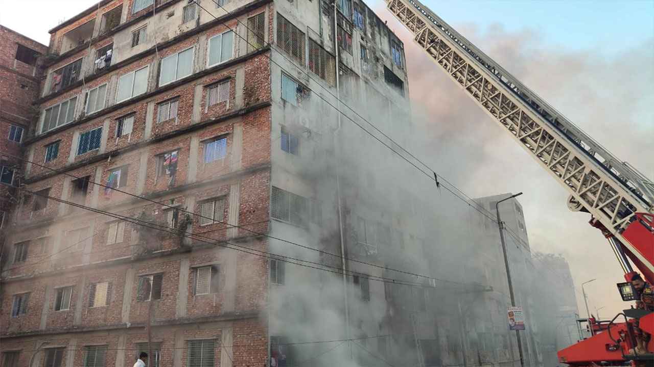 কেরানীগঞ্জে ঝুটের গুদামে আগুন, নিয়ন্ত্রণে ১০ ইউনিট