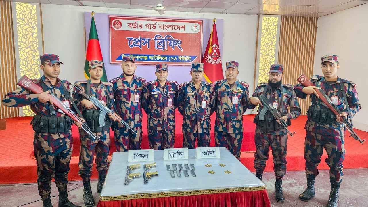 চাঁপাইনবাবগঞ্জ সীমান্ত থেকে বিপুল বিদেশি অস্ত্র উদ্ধার