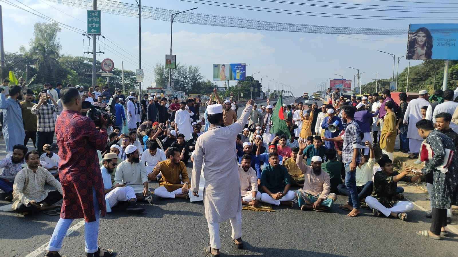 ওসমান হাদি হত্যার বিচার দাবিতে ঢাকা-চট্টগ্রাম মহাসড়ক অবরোধ