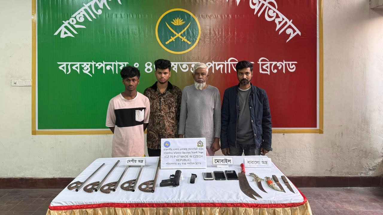 বংশালে বিদেশি পিস্তল ও দেশি অস্ত্রসহ চারজন গ্রেফতার