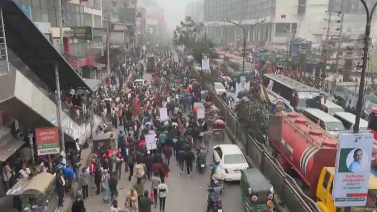 খণ্ড খণ্ড মিছিল নিয়ে তিনশ ফিটে যাচ্ছেন নেতা-কর্মীরা
