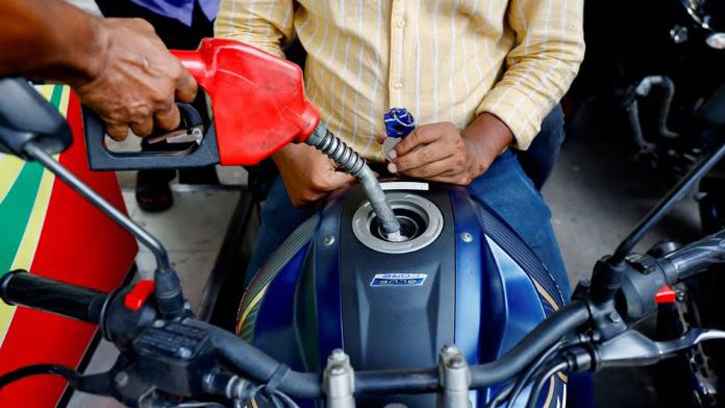 হঠাৎ কমে যাচ্ছে বাইকের মাইলেজ? কারণ জানলে সমাধানও সহজ