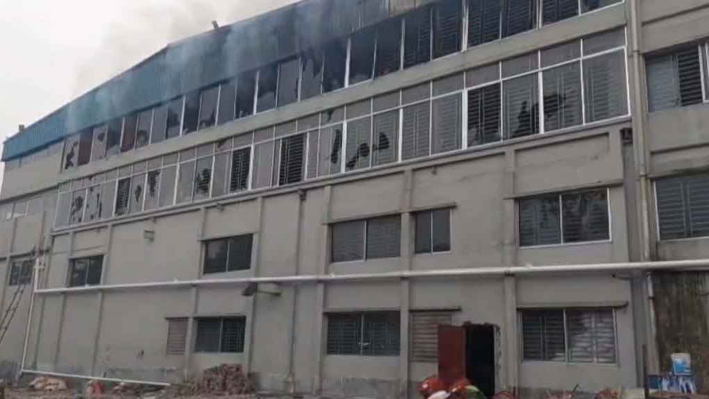 গাজীপুরের পূবাইলে কার্টন কারখানায় আগুন